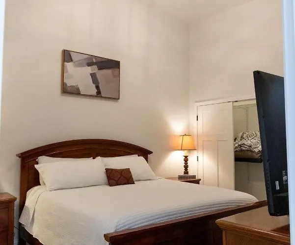 Cozy 2 Bedroom *