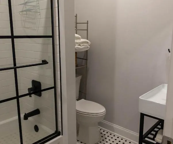 Cozy 2 Bedroom Apartment
