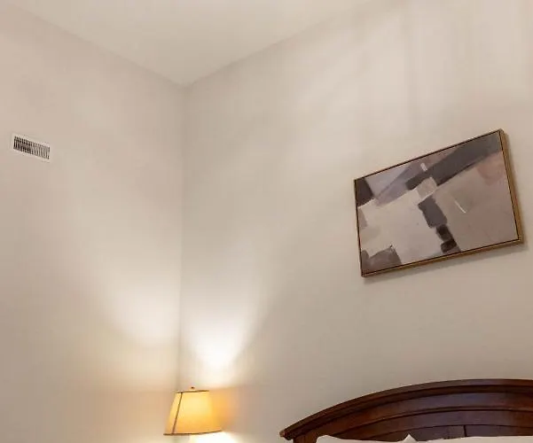 Cozy 2 Bedroom Apartment