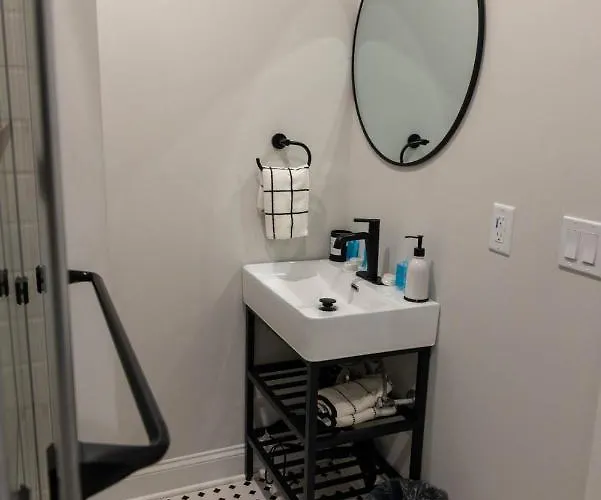 Cozy 2 Bedroom Apartment *