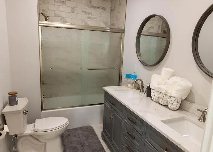 Cozy 2 Bedroom Apartment *